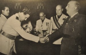 Baza deja 'huérfano' a Franco y le quita los honores que le concedió en 1948